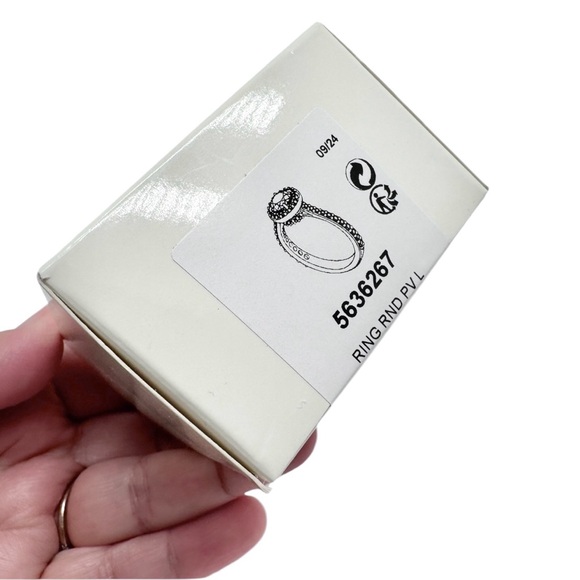 Swarovski Una Angelic Ring Halo Solitaire with Pave Crystals Size 7 - Picture 11 of 14